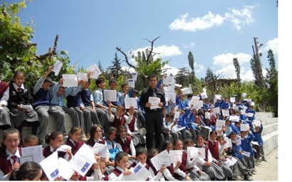 Karaman Sarıveliler Civler köy halkı, İMECE ile okullarına yeni etkinlik tribünü yaptı