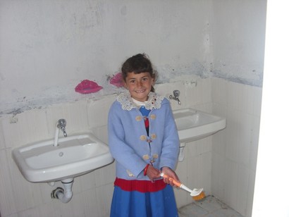 Muş Malazgirt Karahasan Köyü İlköğretim Okulu'nda tuvaletler İMECE ile daha sağlıklı bir ortama kavuşturuldu